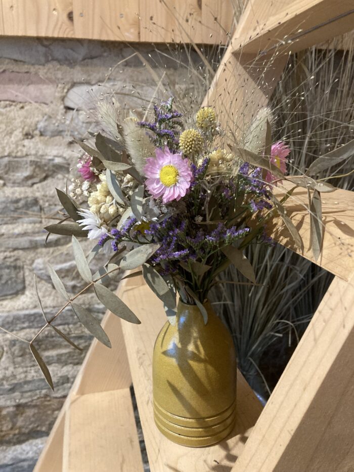 Fleurs séchées dans vase en grès